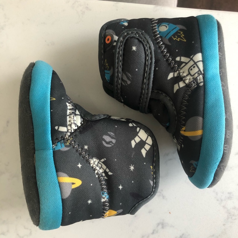 Bogs Baby Elliott II in space man dark gray